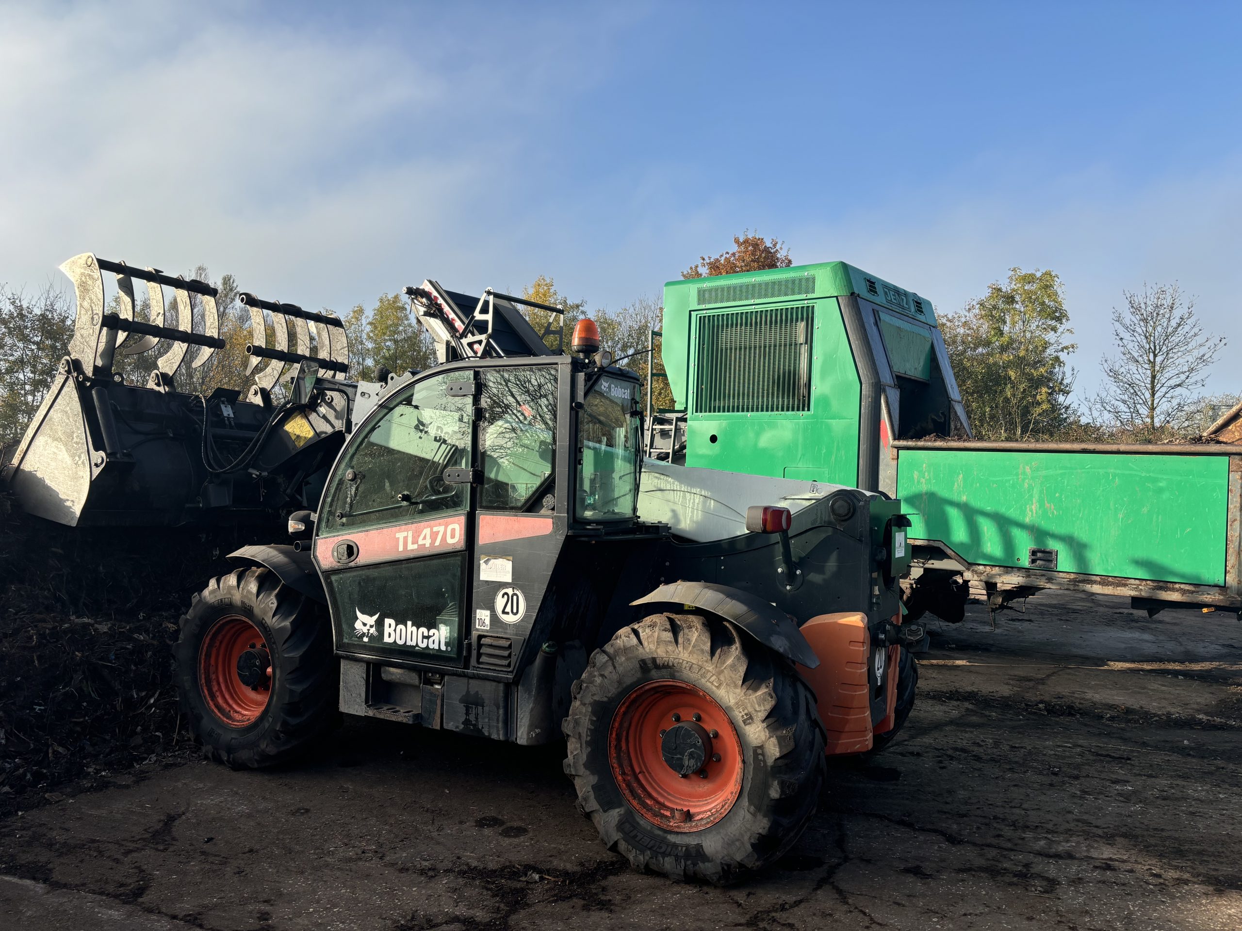 IMG_3866 Schreddern, Häckseln von Altholz, Biomasse, Grünschnitt, Stroh – Bild 1